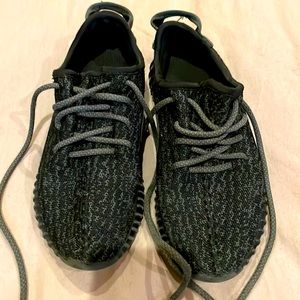 Yeezy Black size 4